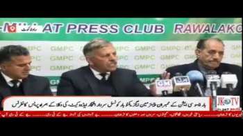 راولاکوٹ: چیئرمین ایگزیکٹو بار کونسل سردار افتخار ایڈووکیٹ، کی وکلا کے ہمراہ پریس کانفرنس