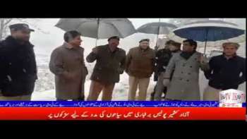 آزاد کشمیر پولیس برفباری میں سیاحوں کی مدد کے لیے سڑکوں پر